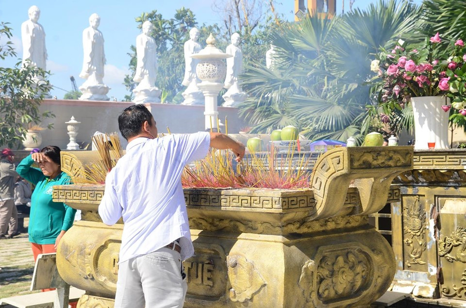 Nơi trung tâm chánh điện có rất đông người vào cúng lễ thắp hương.