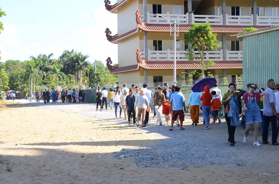 Cứ mỗi độ xuân về, trong phút giao thời giữa năm cũ và mới, nhiều người Việt thường có tục lễ chùa và xin lộc. Họ đến chùa không chỉ để cầu may hay gột bỏ những ưu phiền, mà còn để tìm về với cội nguồn dân tộc.