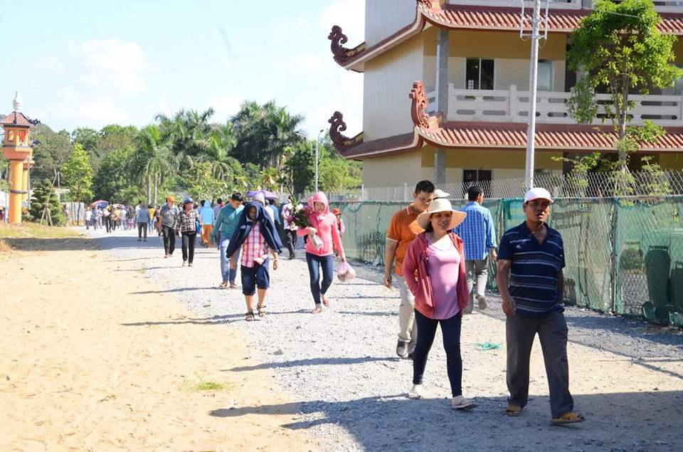 Theo ghi nhận của nhóm PV Kiến Thức tại TP HCM, từ sáng sớm mùng 2 Tết Canh Tý, nhiều ngôi chùa từ trung tâm ra đến vùng ngoại thành Sài Gòn như: Chùa Ngọc Hoàng (quận 1), chùa Vĩnh Nghiêm (quận 3), chùa Nam Thiên Nhất Trụ (Thủ Đức), chùa Huệ Nghiêm (quận 2), chùa Phước Tường (quận 9)... tấp nập Phật tử đến viếng.