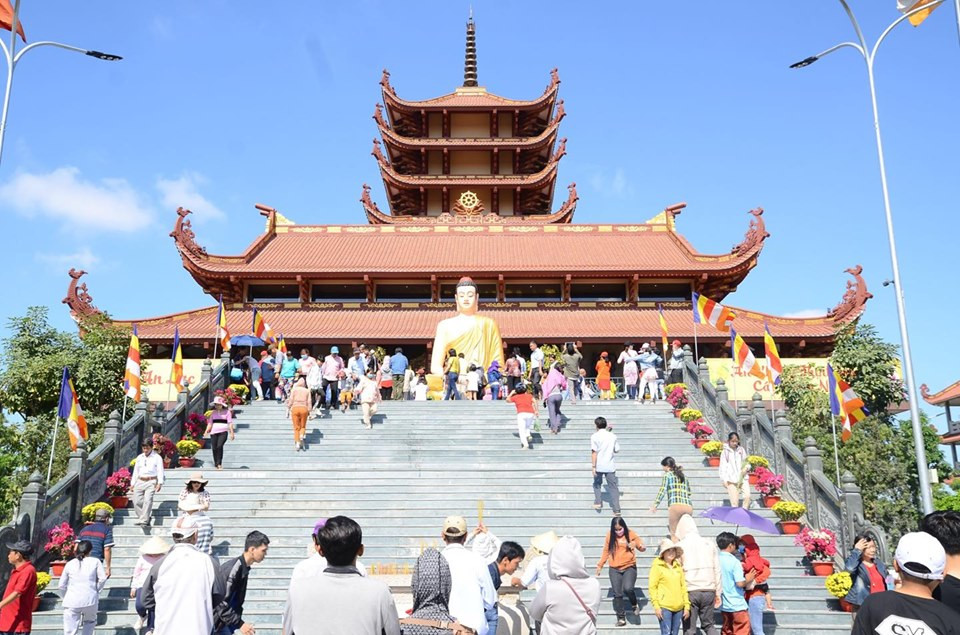 Càng về trưa càng có nhiều người chùa Thanh Tâm dâng hương lễ Phật. Từ nhiều năm nay, đây là một trong những điểm sinh hoạt tôn giáo, tín ngưỡng thu hút đông đảo người dân đến lễ Phật, cầu nguyện, tham quan.