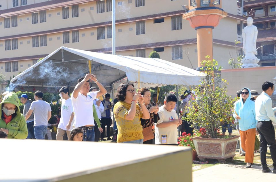 Tại chùa Thanh Tâm (Phật cô đơn, huyện Bình Chánh, TP HCM) dù trưa nắng nhưng có rất đông người đến viếng.