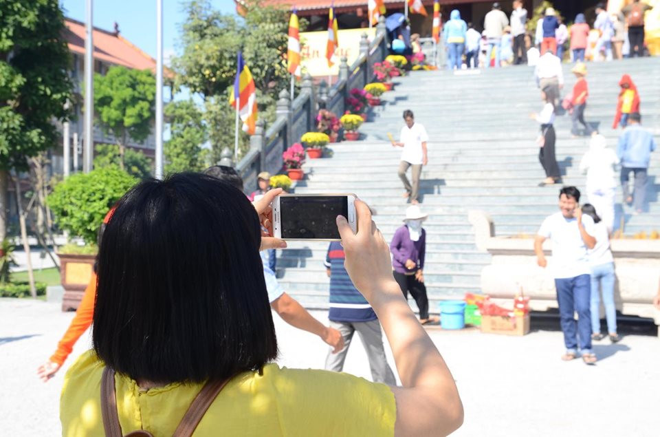 Một số người chụp ảnh chùa Thanh Tâm linh thiêng ngày Tết. Chùa Thanh Tâm có tên gọi dân gian là Bát Bửu Phật Đài hay Phật cô đơn.