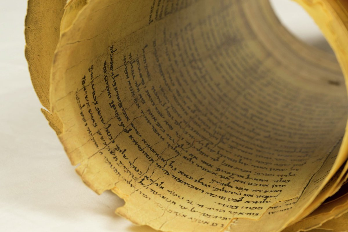 Giấy da tạo nên Temple Scroll được làm từ da động vật đã loại bỏ hết lông và chất béo bằng cách ngâm trong dung dịch vôi hoặc qua phương pháp điều trị bằng enzyme và các phương pháp khác. Tiếp đến, nó được cạo sạch rồi kéo căng ra trong một khung và sấy khô.