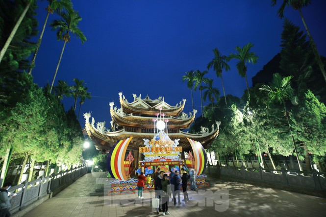 Thêm vào đó, chùa Hương cũng trở thành "Đệ nhất danh lam” - danh thắng được nhiều khách du lịch biết đến và đặt chân đến chiêm bái, tham quan, ngắm cảnh.