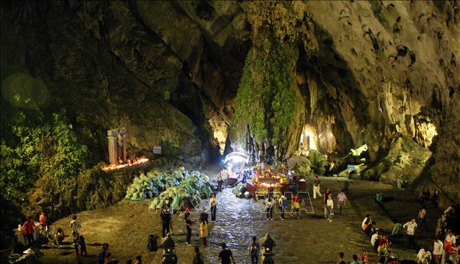 Theo truyền thuyết phong thủy, động Hương Tích là miệng một con rồng lớn, núi Đụn Gạo là Lưỡi Rồng.