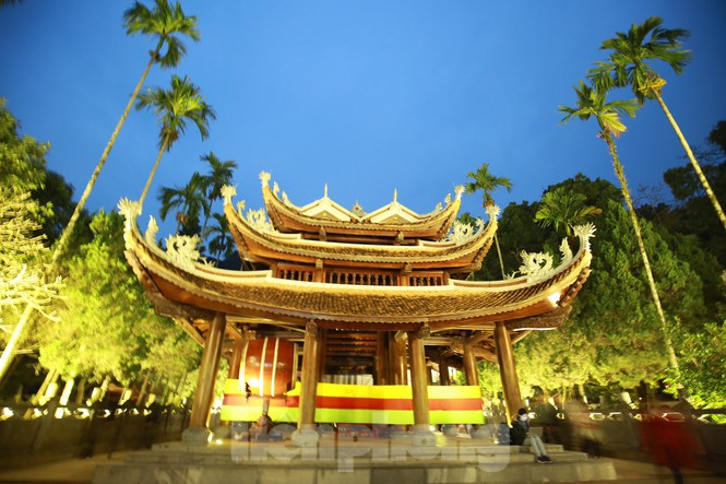 Theo sử sách, ngôi chùa nổi tiếng linh thiêng này được khởi lập vào thế kỷ 17. Theo thời gian, chùa Hương trở thành địa điểm văn hóa tâm linh linh thiêng.