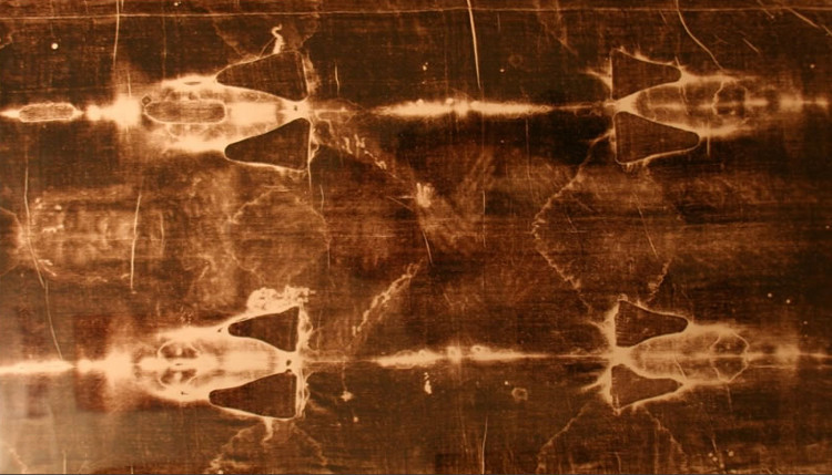 Một số nghiên cứu chỉ ra niên đại của tấm vải không trùng khớp với thời điểm Chúa Jesus sống và qua đời. Do đó, họ cho rằng tấm vải là giả mạo.