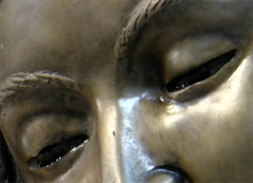 Cụ thể, họ bất ngờ nhìn thấy những giọt nước thơm mùi hoa hồng chảy ra từ đôi mắt trên tượng Đức mẹ. Cha sứ nhờ người lau sạch "nước mắt" nhưng bức tượng tiếp tục "nhỏ lệ".