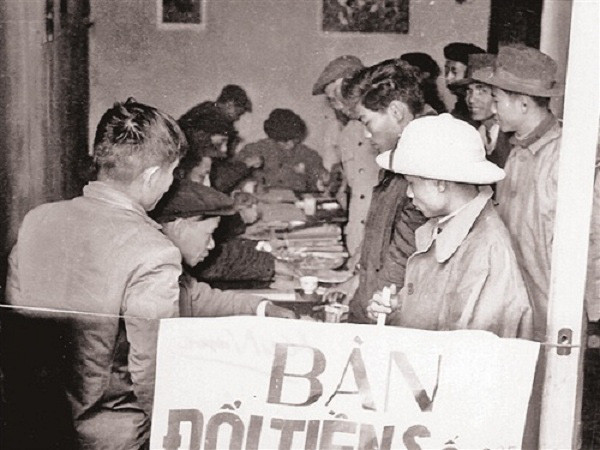 Bàn đổi tiền lẻ tấp nập người ra vào. Mời quý độc giả xem video: Hà Nội: bến xe vắng vẻ lạ thường dịp cận tết (nguồn: VTC14).