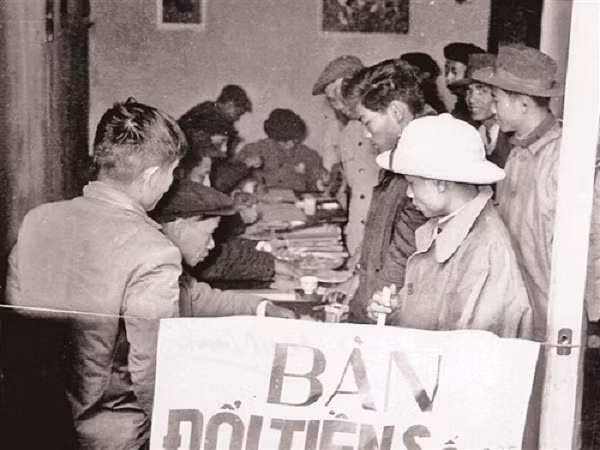 Bàn đổi tiền lẻ tấp nập người ra vào. Mời quý độc giả xem video: Hà Nội: bến xe vắng vẻ lạ thường dịp cận tết (nguồn: VTC14).