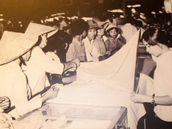 Tết âm lịch cũng là thời điểm nhiều gia đình mua vải để may quần áo mới cho các thành viên, đặc biệt là trẻ em.