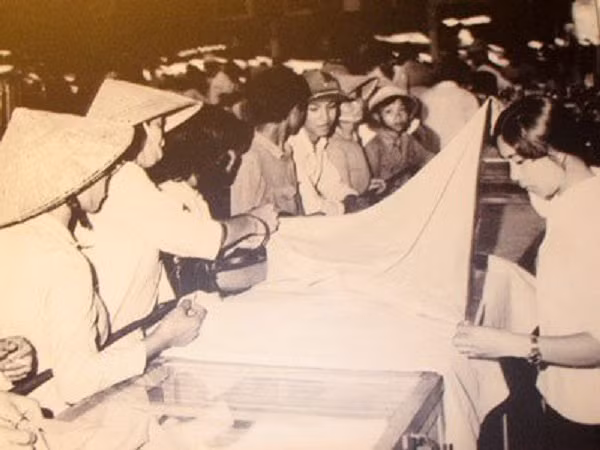 Tết âm lịch cũng là thời điểm nhiều gia đình mua vải để may quần áo mới cho các thành viên, đặc biệt là trẻ em.