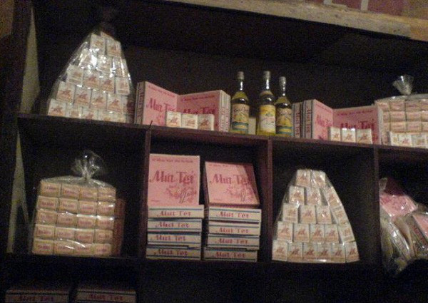 Mứt Tết, rượu chanh hoặc rượu cam được bày bán nhiều tại các cửa hàng mậu dịch thời bao cấp mỗi độ Tết đến, xuân về.