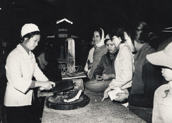 Nhiều bà nội trợ xếp hàng mua thịt quay, giò để chuẩn bị đón Tết.