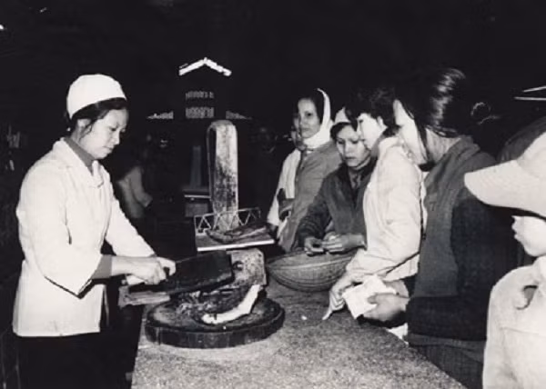 Nhiều bà nội trợ xếp hàng mua thịt quay, giò để chuẩn bị đón Tết.