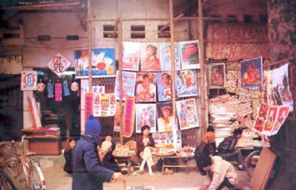 Cửa hàng bán tranh ảnh, sách báo Tết và đồ trang trí thu hút nhiều người tới mua bán.