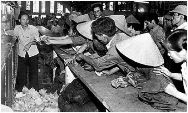 Theo đó, từ ngày 20 tháng Chạp, các cửa hàng mậu dịch luôn đông khách tới mua sắm.