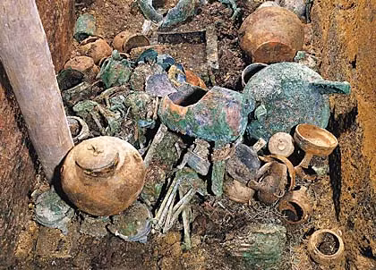 Cụ thể, 11 hốc tường bên trong ngôi mộ là những đồ tùy táng vô cùng giá trị như đồ gỗ sơn thếp, bình gốm sứ, hiện vật đồng đen... Dù trải qua hàng ngàn năm lịch sử nhưng những cổ vật này vẫn còn khá nguyên vẹn.