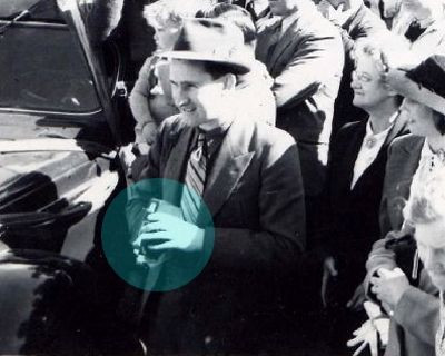 Đặc biệt, trên tay người đàn ông này dường như là một máy ảnh hiện đại hơn rất nhiều so với những thiết bị tương tự cùng thời kỳ đó.