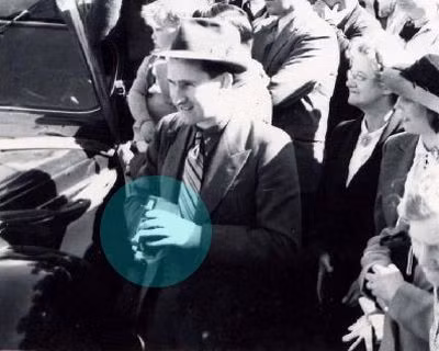 Đặc biệt, trên tay người đàn ông này dường như là một máy ảnh hiện đại hơn rất nhiều so với những thiết bị tương tự cùng thời kỳ đó.