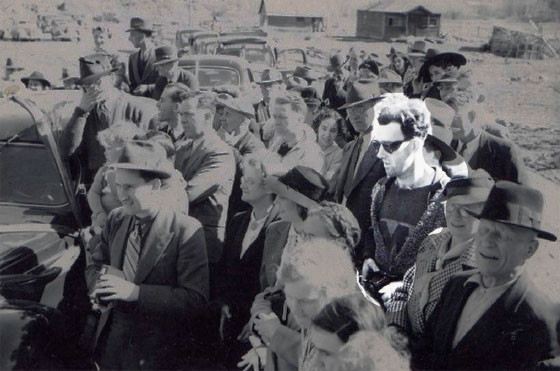 Từ những đặc điểm trên, chàng trai đeo kính râm có cách ăn mặc dường như có sự khác biệt rất lớn so với những người xung quanh.