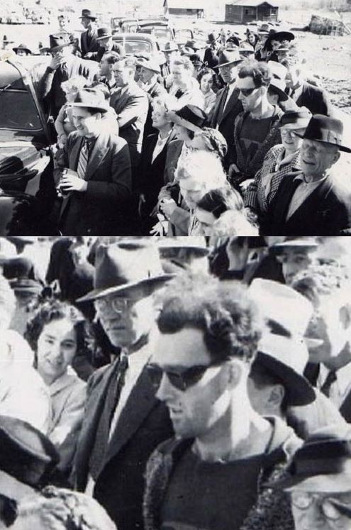 Chàng trai này có mặc một chiếc áo phông có logo thế kỷ 21, bên ngoài là áo khoác khá thời thượng.