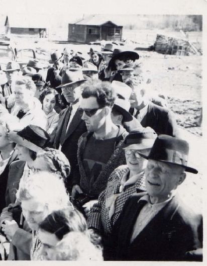 Đã có rất nhiều người xuất hiện trong bức ảnh, tuy nhiên, người ta chỉ đặc biệt chú ý đến một chàng trai đeo kính râm với dáng vẻ và kiểu cách vô cùng khác biệt.