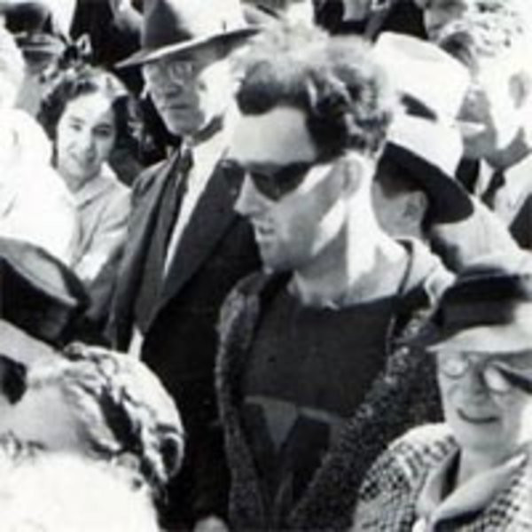 Trong ảnh, rất nhiều người có mặt tại buổi lễ khai trương Cầu Vàng ở Canada chính thức đi vào hoạt động năm 1941.