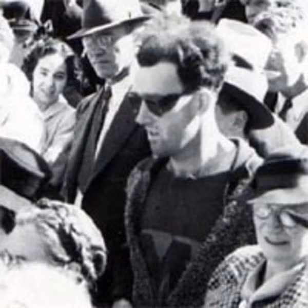 Trong ảnh, rất nhiều người có mặt tại buổi lễ khai trương Cầu Vàng ở Canada chính thức đi vào hoạt động năm 1941.