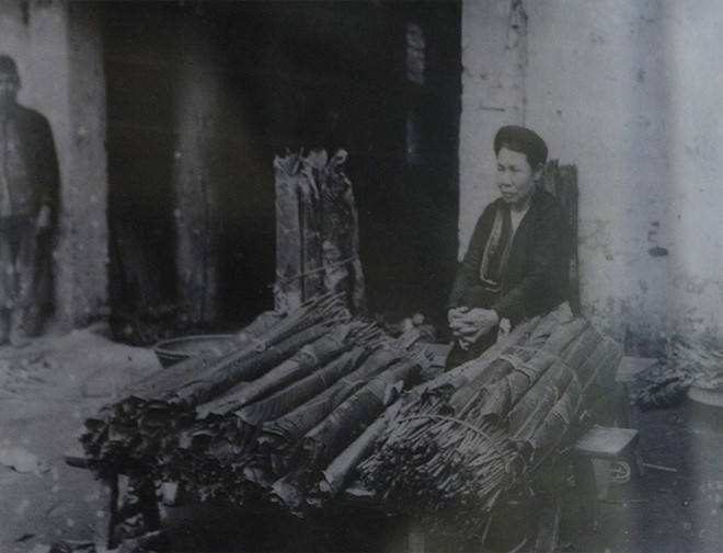 Một bà lão bán lá dong phục vụ nhu cầu gói bánh chưng ngày Tết.