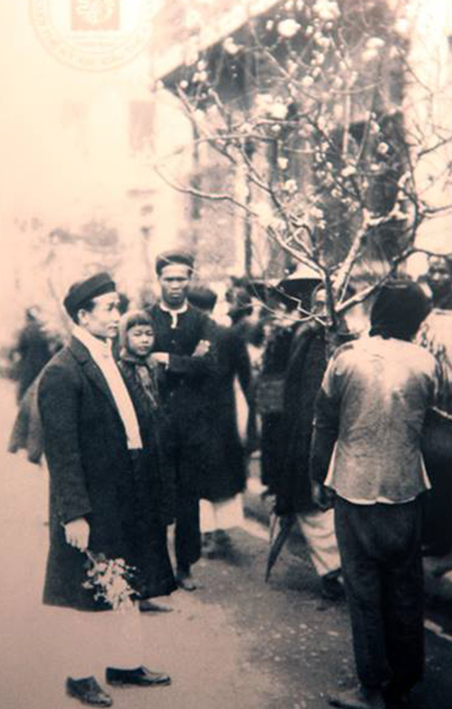 Vào mỗi dịp Tết Nguyên Đán, nhiều gia đình ở Hà Nội chọn mua một cành đào về bày trí trong nhà. Trong ảnh là một số nam giới đi chọn cành đào để chơi dịp Tết năm 1923.