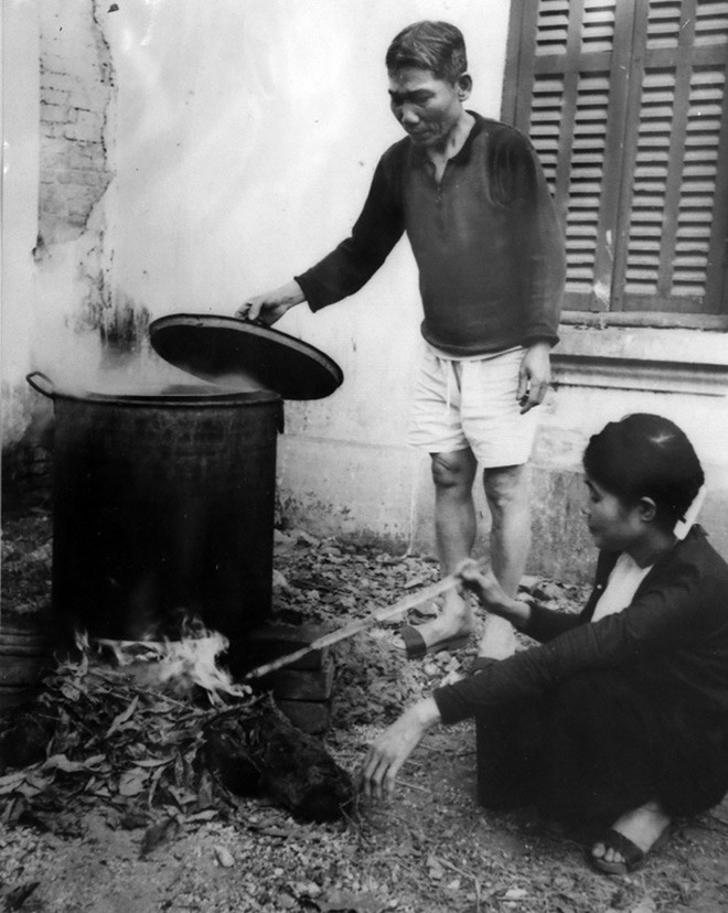 Một gia đình luộc bánh chưng.