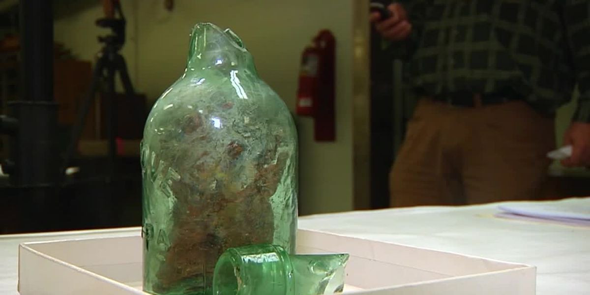 Đối với nhiều người, việc tìm thấy một chiếc chai chứa những chiếc đinh rỉ, móng tay bên trong có thể là điều bình thường.