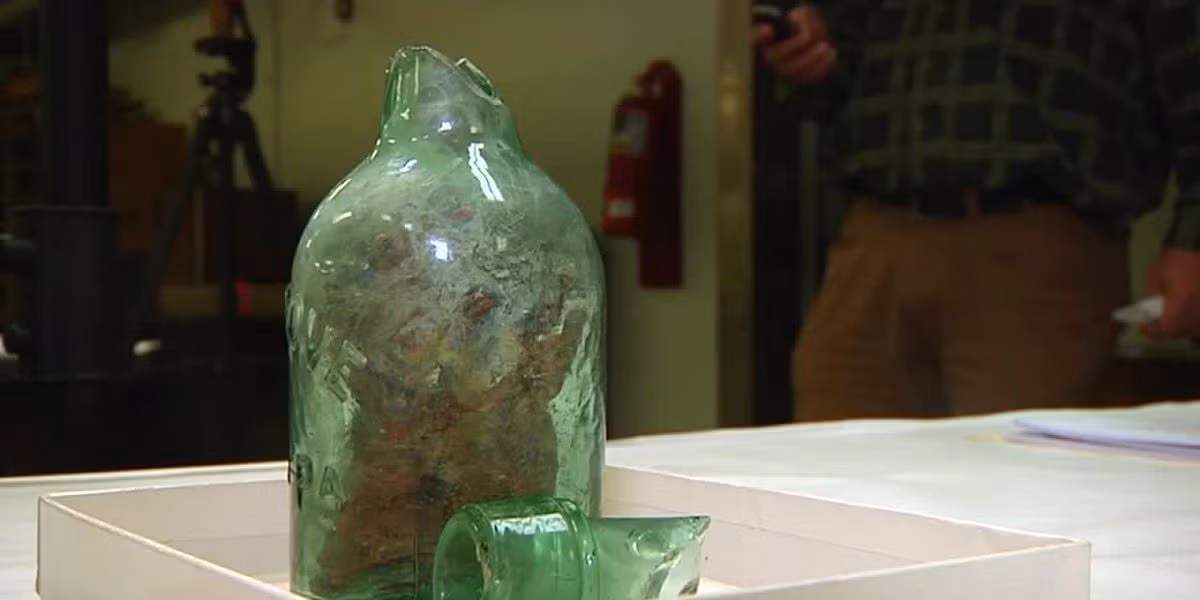 Đối với nhiều người, việc tìm thấy một chiếc chai chứa những chiếc đinh rỉ, móng tay bên trong có thể là điều bình thường.