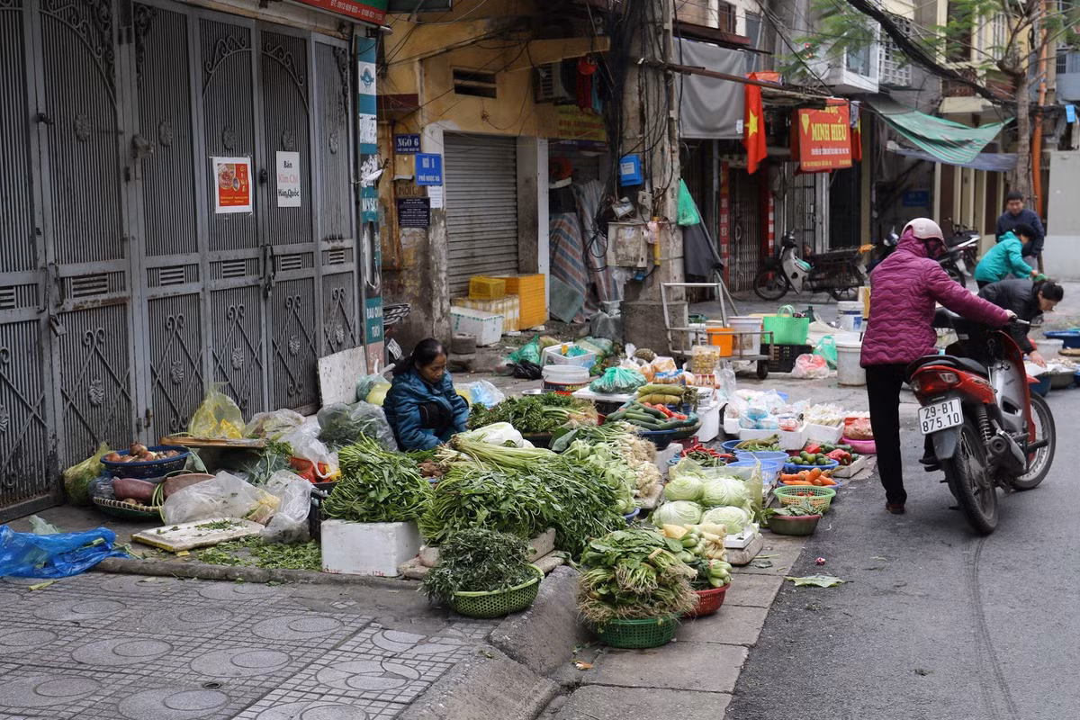 Một phụ nữ dừng xe mua thực phẩm. Hầu hết các mặt hàng đều tươi ngon.