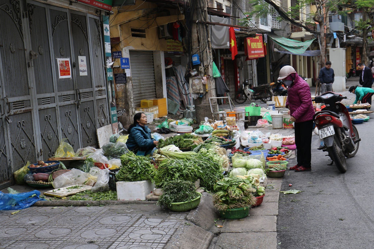 Cùng cảnh với các tiểu thương ở chợ Ngọc Hà, các khu chợ truyền thống khác như Phan Phù Tiên, Đoàn Thị Điểm cũng vắng người qua lại mua bán...