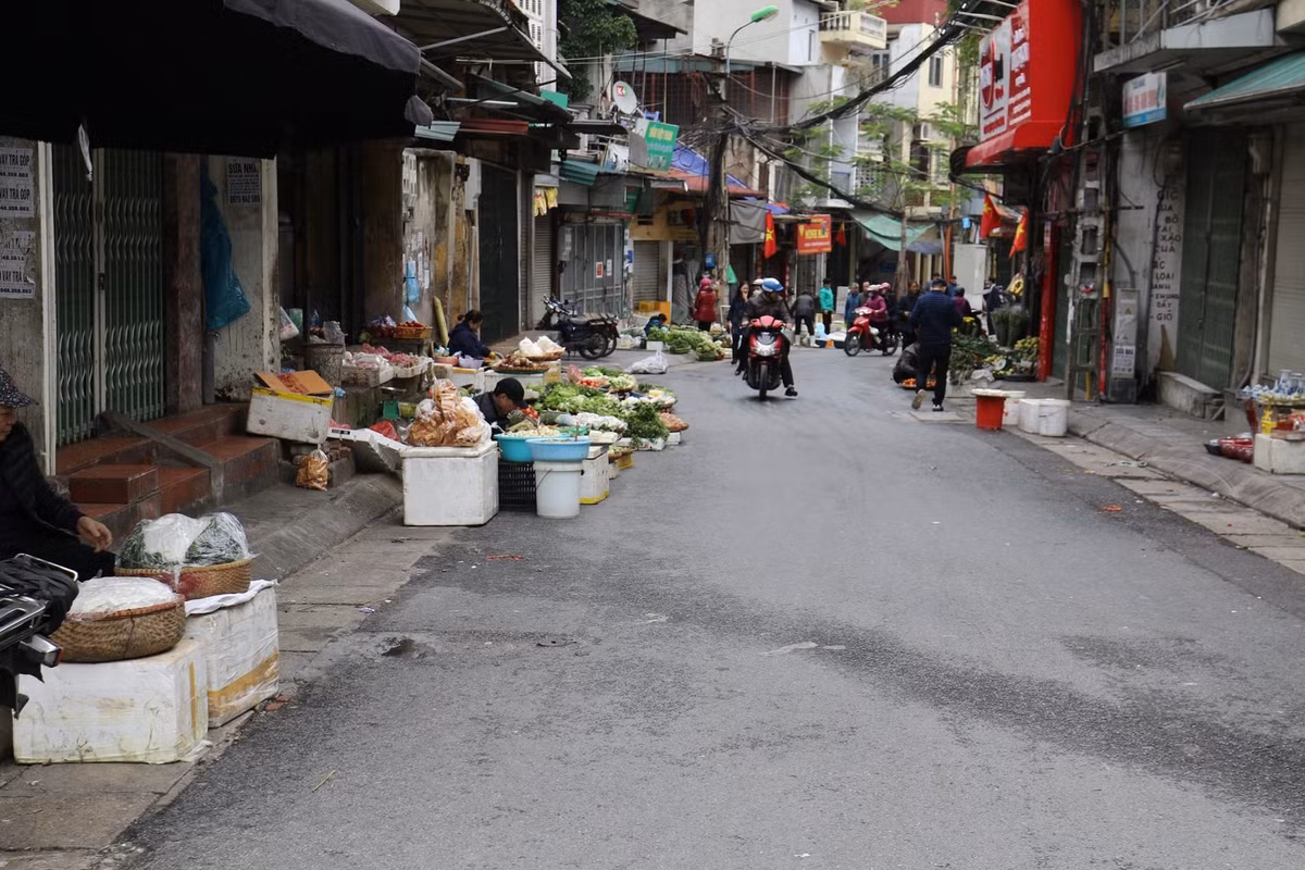 Sau một ngày mưa dài, người dân Thủ đô tranh thủ ngày tạnh ráo để đi chúc Tết, thăm nhà nhau nên các khu chợ không còn là tâm điểm chú ý như mọi năm.