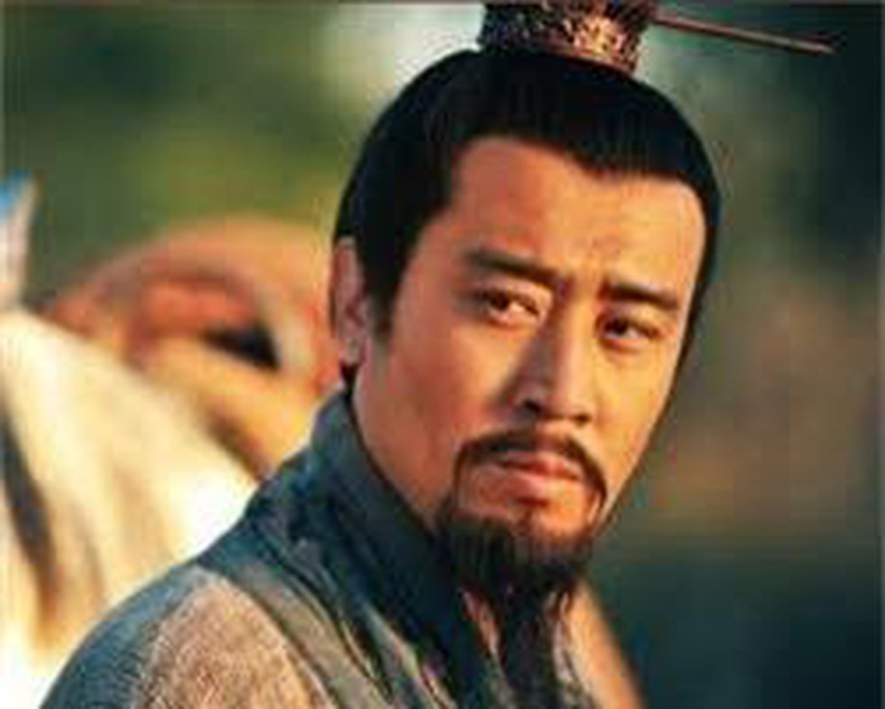 Tuy nhiên, Gia Cát Lượng, Triệu Vân và một số quan lại khuyên can vì cho rằng nếu dẫn quân tấn công chinh phạt Ngô thì Tào Tháo sẽ là người có lợi nhất. Trương Phi biết chuyện Lưu Bị do dự không dám trả thù cho Quan Vũ liền nói rằng: "Người ta có biết đến liên minh cũ? Nếu bệ hạ không đi, thần chẳng tiếc thân xác này để báo thù cho nhị huynh! Nếu không thể báo, thần thà chết cũng không gặp bệ hạ!".