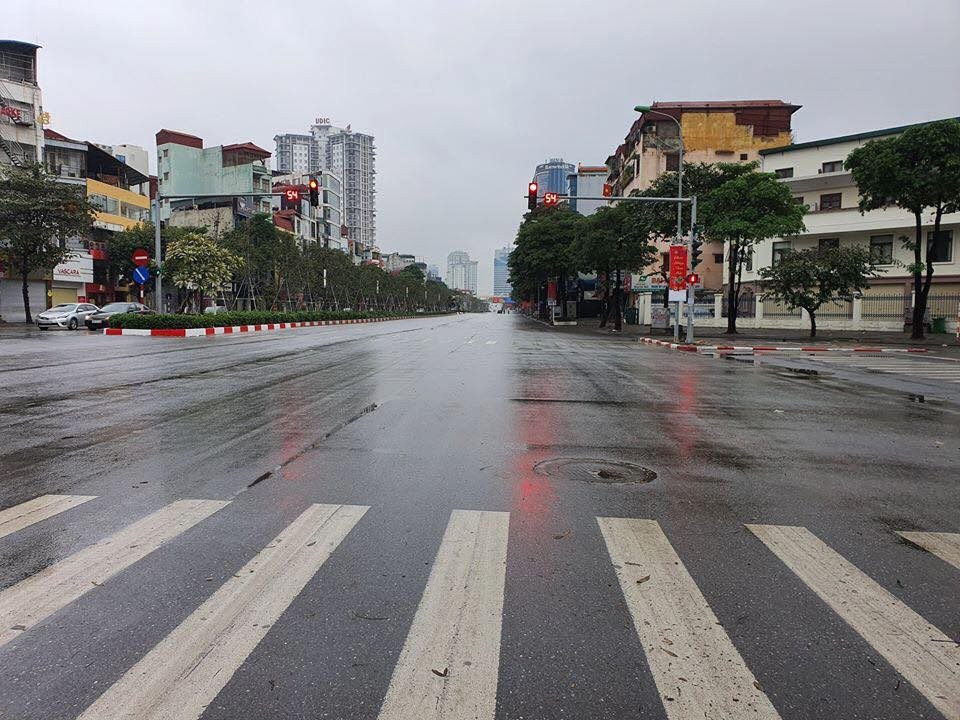 Do nhiều người về quê ăn Tết nên đường phố ở Hà Nội trở nên vắng vẻ hơn thường ngày.