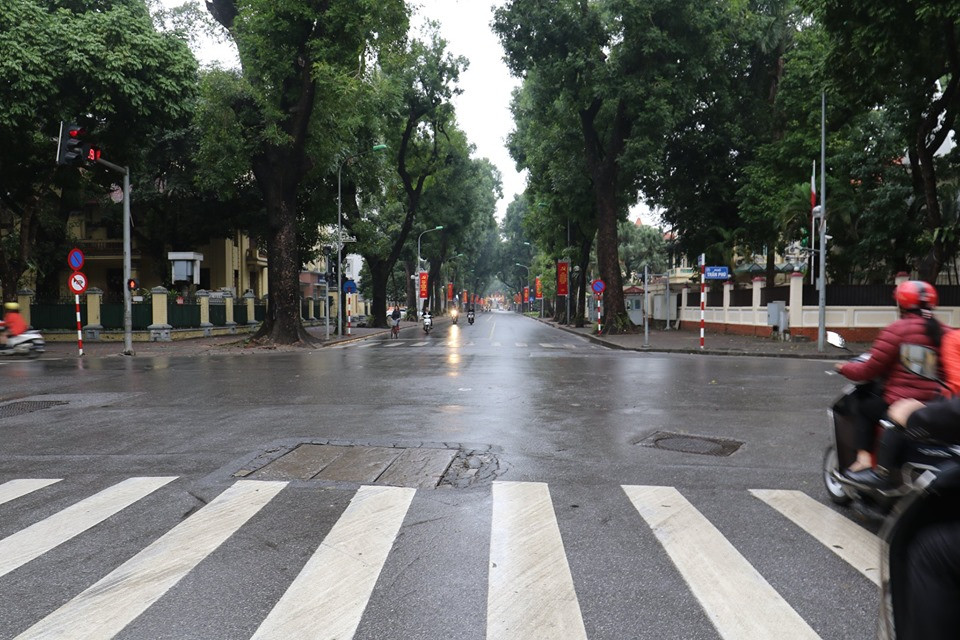 Thêm nữa, công ty cây xanh phun nước rửa đường khiến các con phố ở thủ đô Hà Nội càng trở nên sạch sẽ hơn.