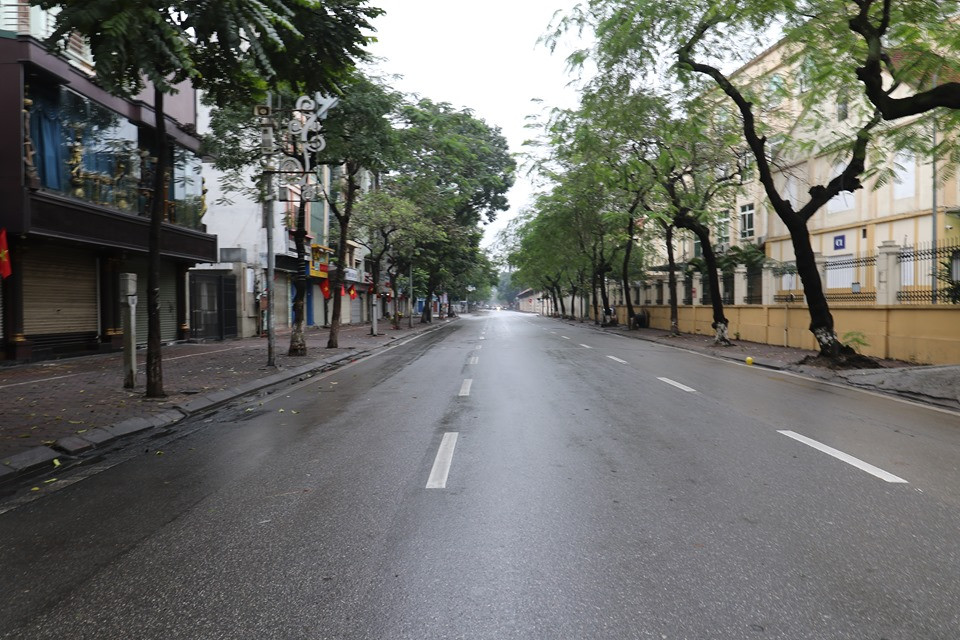 Những con đường trở nên rộng thênh thanh và yên bình hơn những ngày Tết.