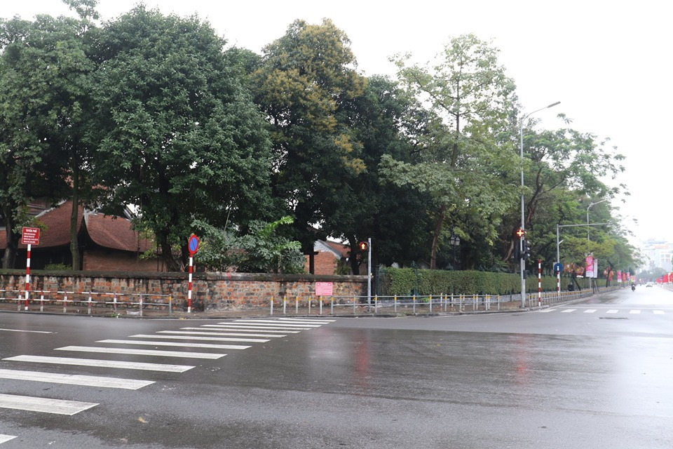 Khu vực Văn Miếu thông thoáng, vắng người đi lại.