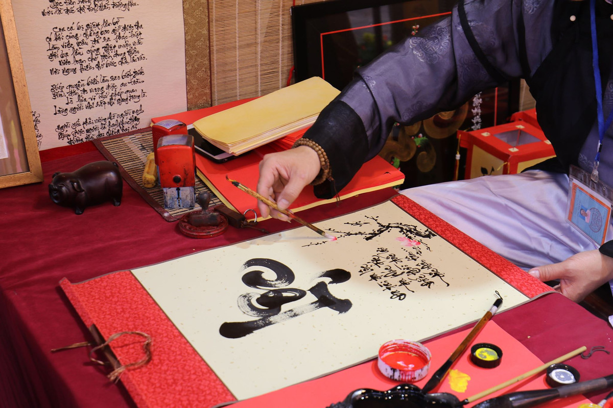 Nhiều bạn trẻ đang phấn đấu, xây dựng sự nghiệp thường xin chữ “Chí”, chữ “Thành”, chữ “Đạt”, chữ “Đắc”, chữ “Nhẫn”.