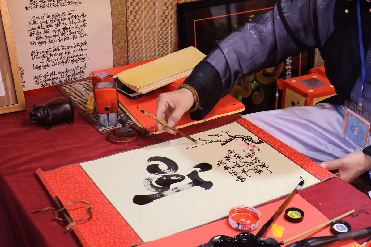 Nhiều bạn trẻ đang phấn đấu, xây dựng sự nghiệp thường xin chữ “Chí”, chữ “Thành”, chữ “Đạt”, chữ “Đắc”, chữ “Nhẫn”.