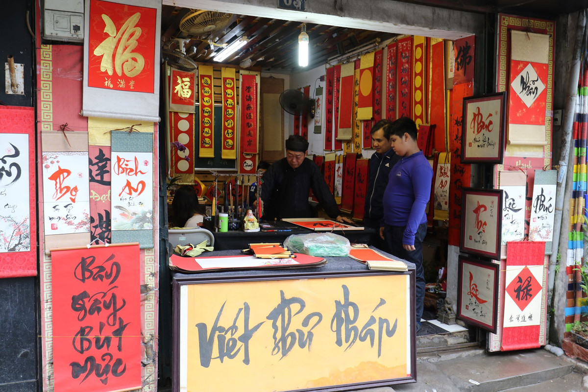 Hình ảnh các các ông đồ áo the khăn xếp, dở bút nghiên, chăm chú viết chữ dần trở thành nét đẹp văn hóa mỗi dịp Tết đến Xuân về.