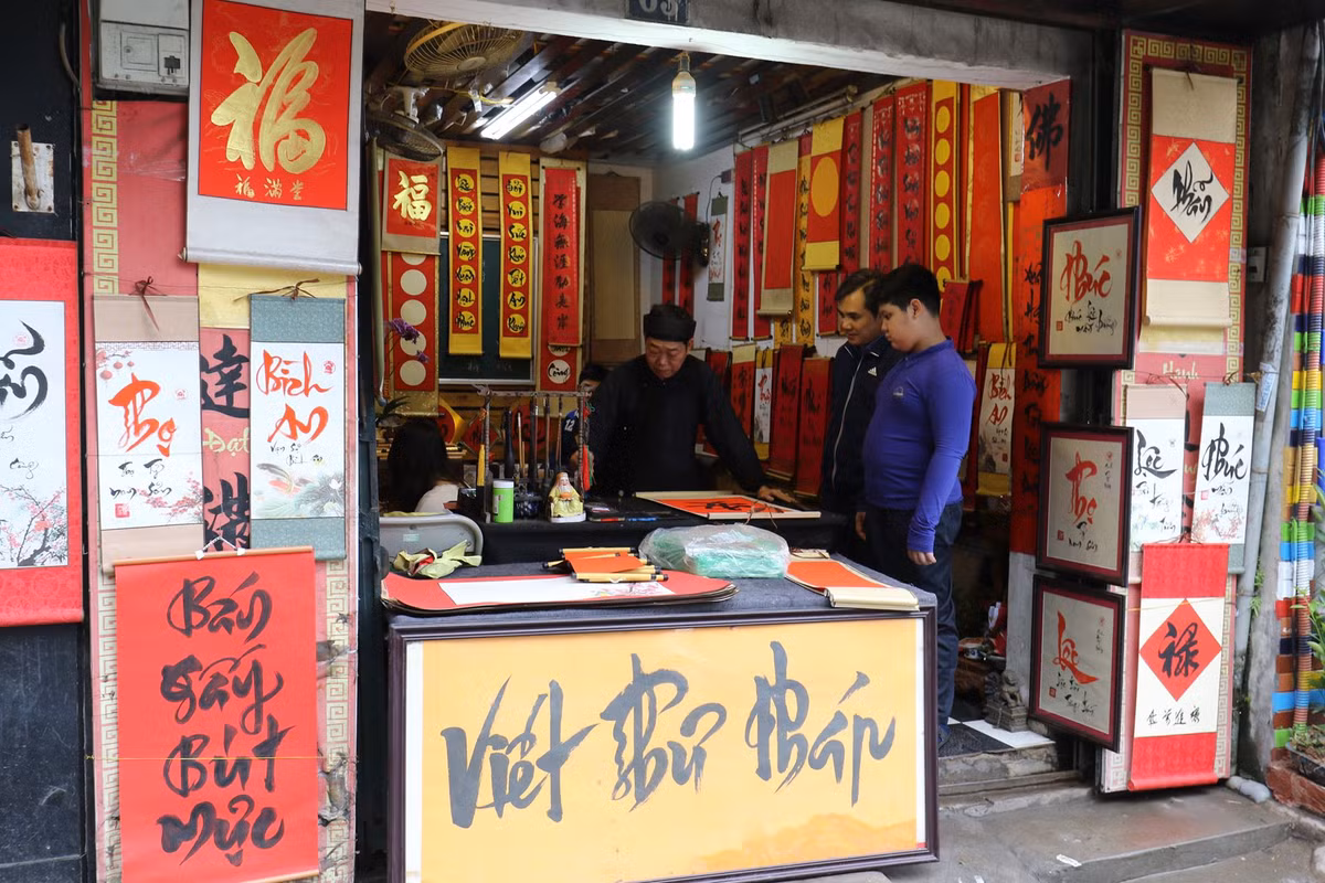 Hình ảnh các các ông đồ áo the khăn xếp, dở bút nghiên, chăm chú viết chữ dần trở thành nét đẹp văn hóa mỗi dịp Tết đến Xuân về.