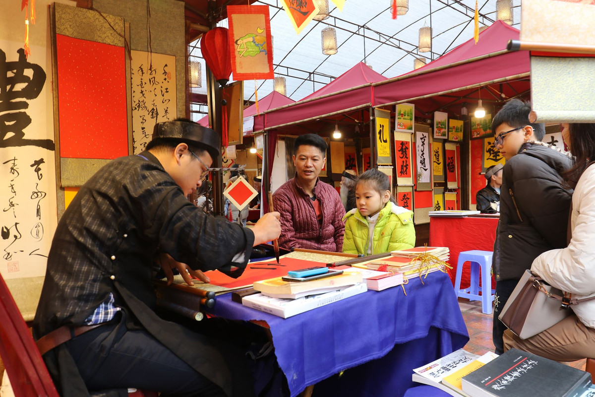 Nhiều gia đình người đi xin chữ đầu xuân thường thích các chữ “Phúc”; “Lộc”; “Thọ” ; “An Khang” “Cát Tường”, “Như Ý”... nhằm cầu mong sự bình yên cho gia đình con cháu.