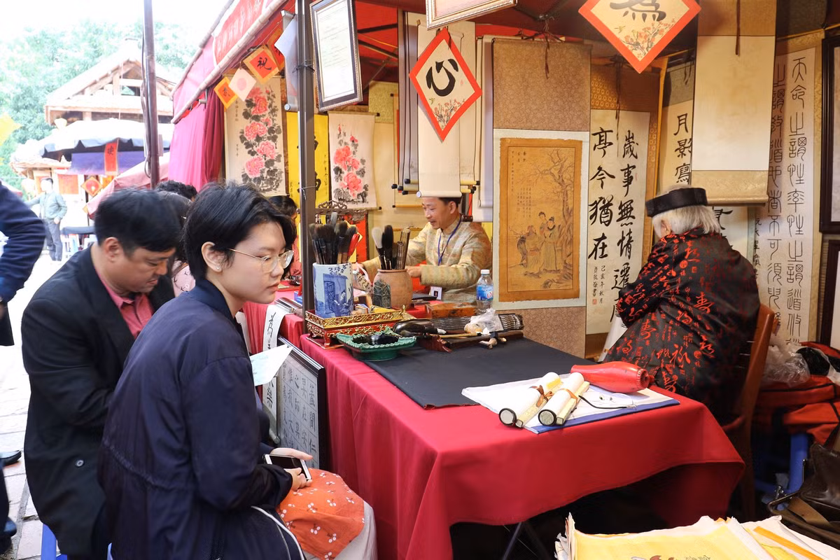 Với việc trưng bày hơn 50 tác phẩm thư pháp Hán Nôm và Quốc ngữ, Ban Tổ chức cũng như các ông đồ mong muốn, các hoạt động tại Hội chữ Xuân sẽ là những nét văn hóa truyền thống, bền vững chính, mỗi năm nâng chất lượng lên một chút và hoàn toàn không đặt nặng vấn đề thương mại.