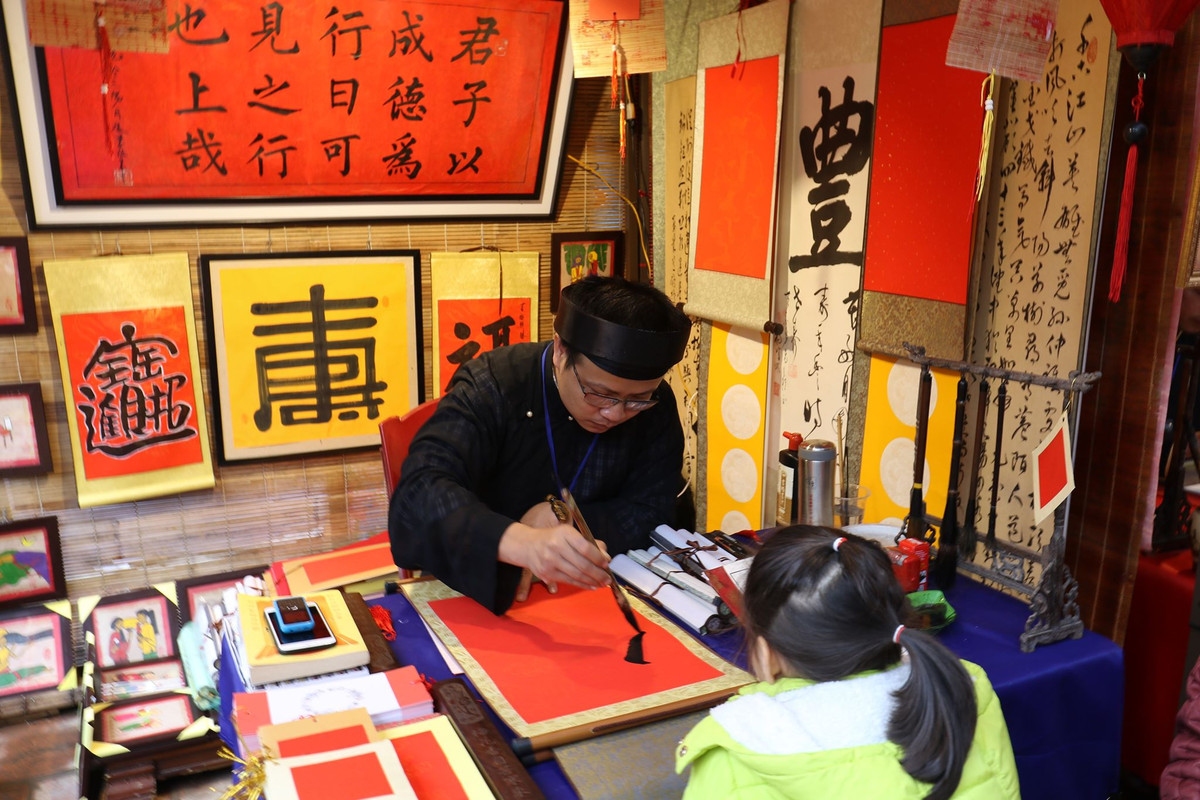 Trong khi ấy, những người làm ăn kinh doạn thường thích các chữ “Phát”; “Lộc”; “Tài” “Vượng” mong cho công việc buôn bán được phát triển, thuận buồm xuôi gió và phát tài phát lộc.