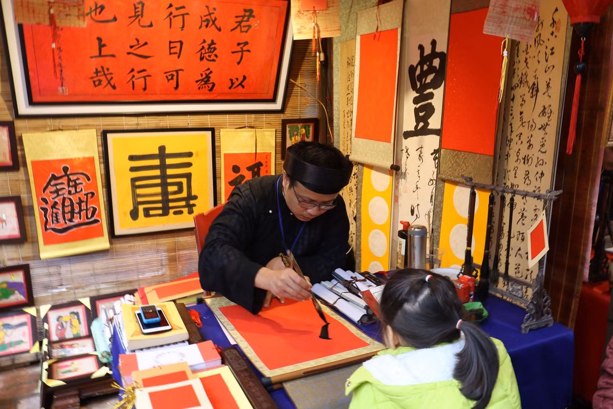 Trong khi ấy, những người làm ăn kinh doạn thường thích các chữ “Phát”; “Lộc”; “Tài” “Vượng” mong cho công việc buôn bán được phát triển, thuận buồm xuôi gió và phát tài phát lộc.